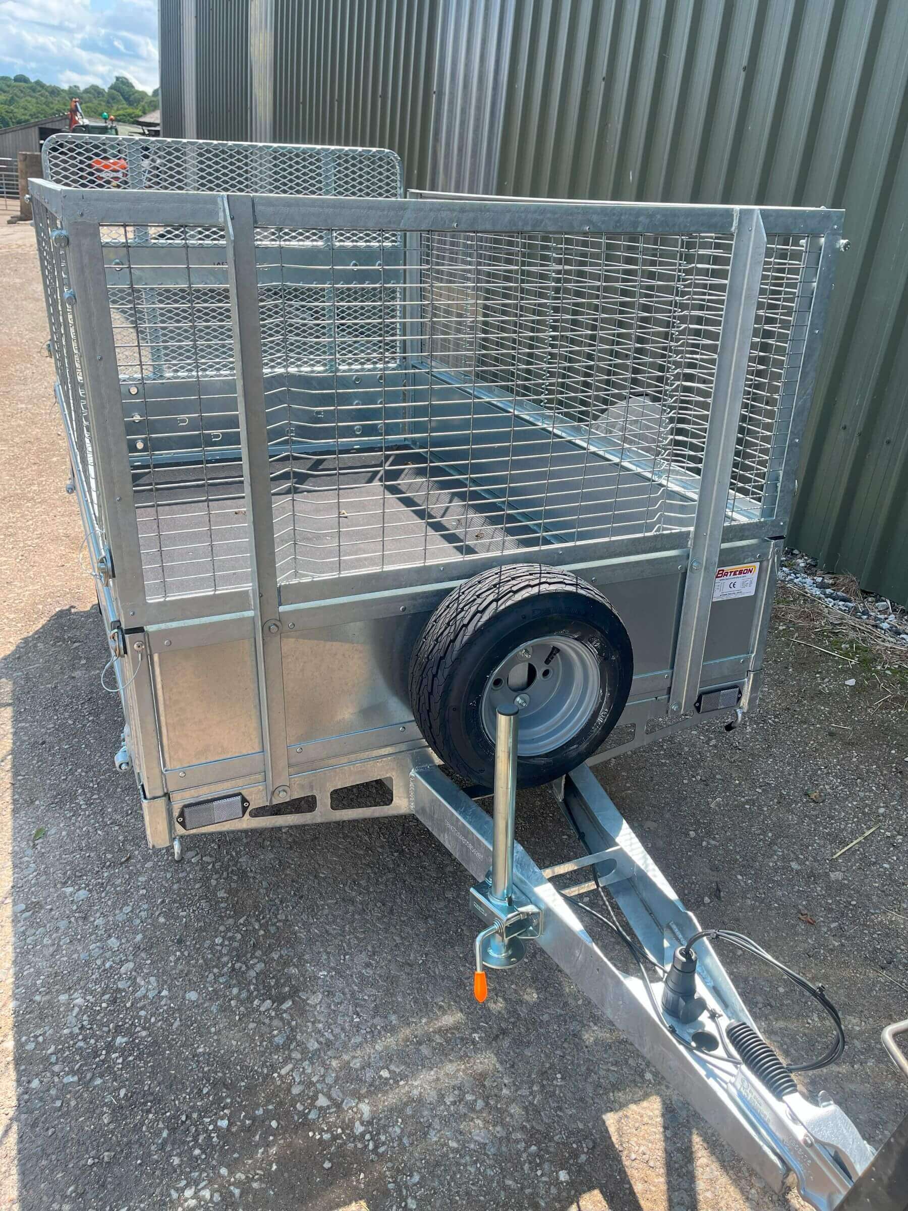 picture of back of unbraked trailer